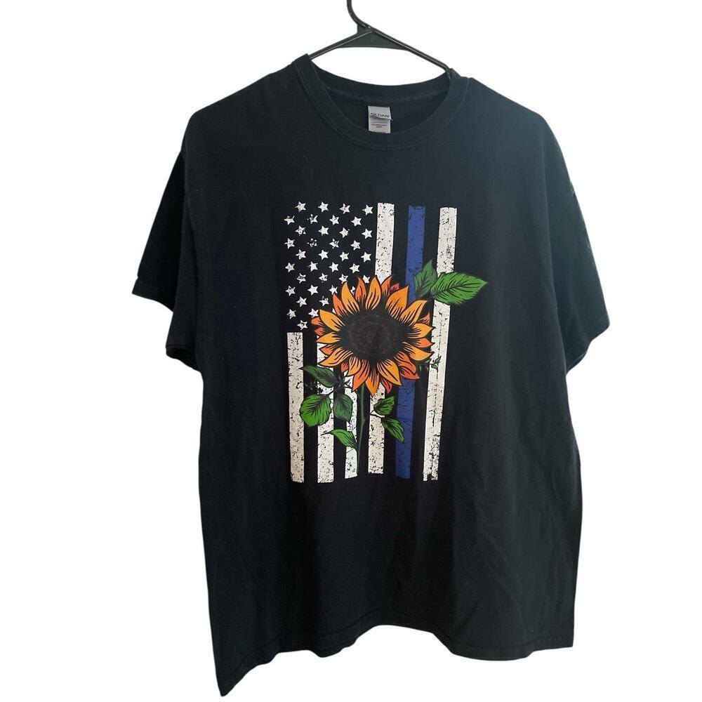 GILDAN SIZE LARGE BLACK TEE WITH SUNFLOWER ON FLAG